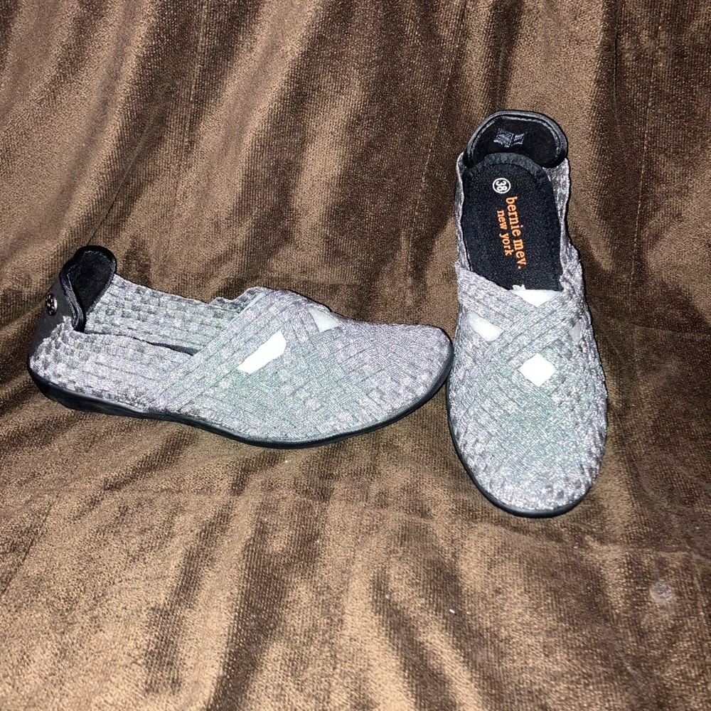 bernie mev. Gray/silver Woven Flats